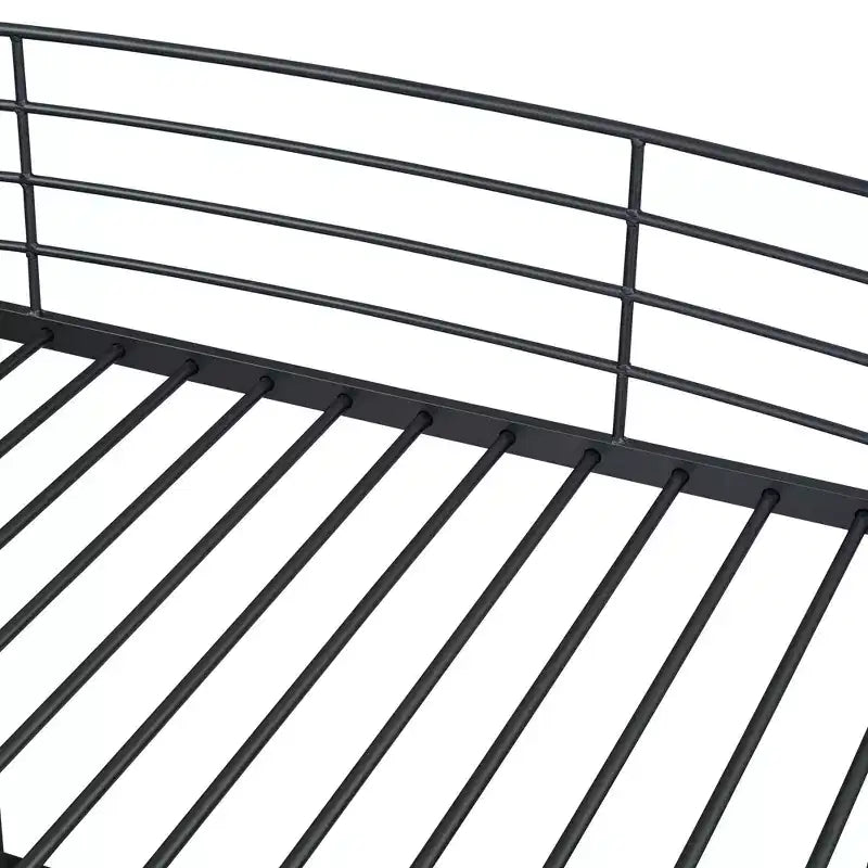 Lit mezzanine avec étagères et bureau en L, cadre en métal avec un ensemble de prises, ports USB et chargement sans fil