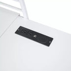 Lit mezzanine avec étagères et bureau en L, cadre en métal avec un ensemble de prises, ports USB et chargement sans fil