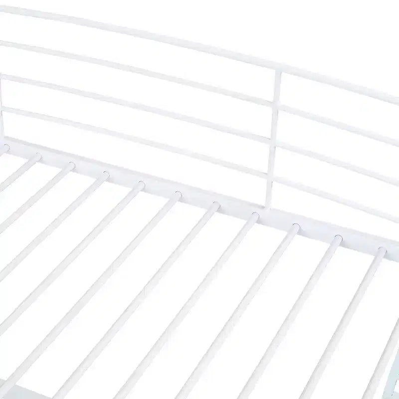 Lit mezzanine avec étagères et bureau en L, cadre en métal avec un ensemble de prises, ports USB et chargement sans fil